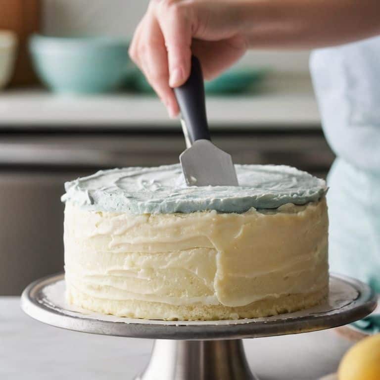 Mastering How to Decorate a Cake