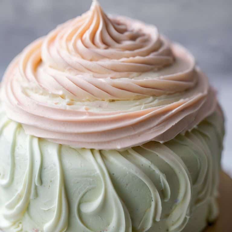Buttercream frosting on cake